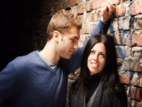 Thường xuyên nhắc đến “chuyện ấy”: Nếu trong mọi cuộc trò chuyện, người yêu bạn đều hướng đến “chuyện ấy” thì anh chàng đó thực sự rất quan tâm đến chuyện đó và chỉ muốn nhanh nhanh chóng chóng để ngủ với bạn.