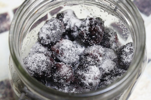 Tỷ lệ chuẩn để ngâm dâu tằm là 1kg dâu tằm: 0,8kg đường. Với tỷ lệ này, sau hai ngày là đường sẽ tan hết và đảm bảo là siro không bị lên men trong quá trình bảo quản.