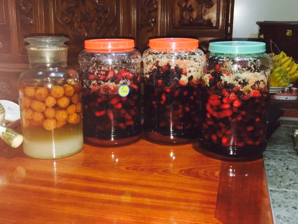 Khi ngâm siro dâu tằm, bạn xếp theo thứ tự cứ một lớp đường đến một lớp dâu cho đến khi hết thì để một lớp đường ở trên cùng.