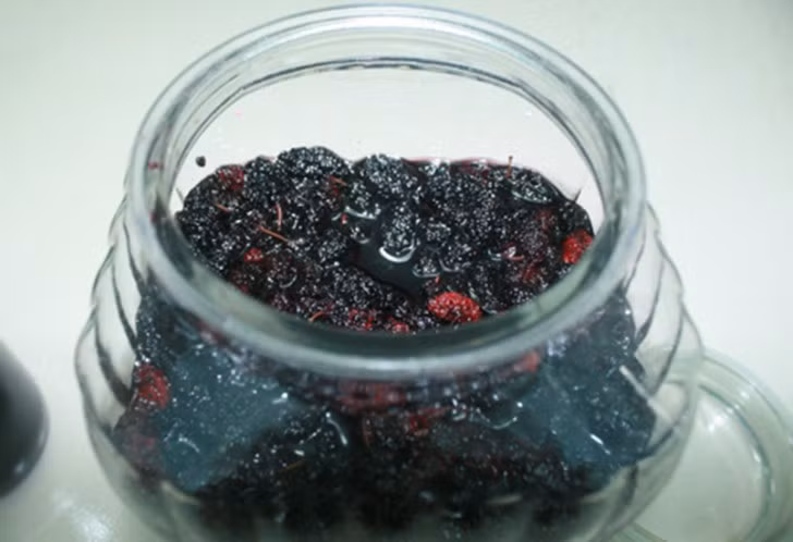 Khi đường tan hết thì chắt phần nước siro ra, đem đun sôi nhỏ lửa, hớt sạch bọt. Trước khi tắt bếp thì cho thêm một chút muối để tăng độ đậm đà cho siro.