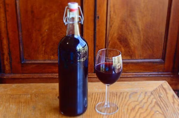 Bã quả dâu tằm sau khi làm siro có thể cho vào rượu để ngâm thành rượu dâu tằm. 