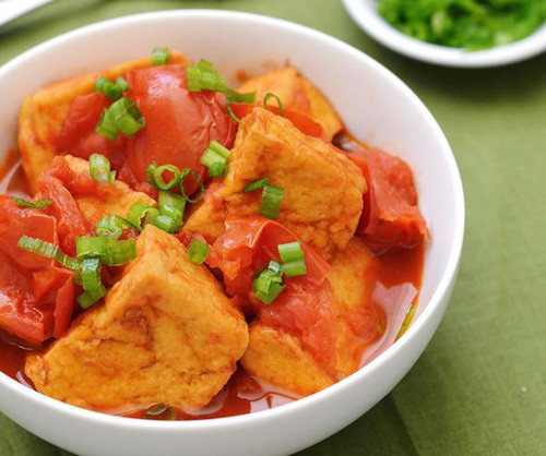 Đậu phụ sốt cà chua: Các bước thực hiện của món này bao gồm chiên giòn đậu phụ thái miếng, sốt chín cà chua rồi cho đậu phụ đã chiên vào xào cùng đến khi miếng đậu đậm đà vị nước sốt cà chua là được.