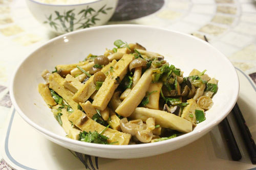 Đậu phụ chiên xào nấm tươi: Để làm món này, bạn thái đậu phụ thành những miếng mỏng rồi đem rán chín đều. Sau đó cắt đậu phụ theo hình con chì rồi xào chung với nấm, hành, ngò và các loại gia vị.