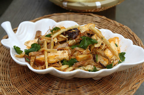 Đậu phụ xào măng: Để làm món này, đậu phụ được chiên giòn rồi cắt thành hình con chì đem xào chung với măng tước sợi. Món ăn này được đặc trưng bởi vị chua của măng quyện với vị ngậy của đậu rất hợp để ăn chung với cơm.