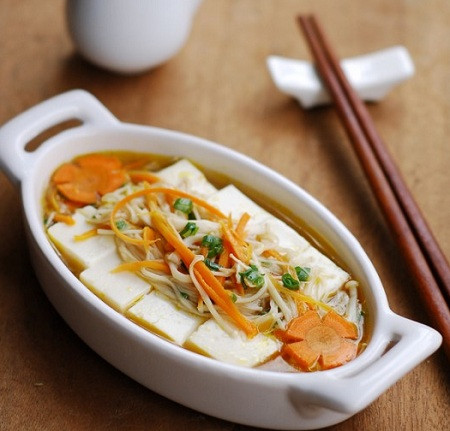 Đậu phụ sốt nấm kim châm: Miếng đậu phụ mềm mượt ngấm sốt xì dầu hòa quyện với vị giòn ngọt của nấm kim châm tạo nên sự hấp dẫn cho món ăn này.