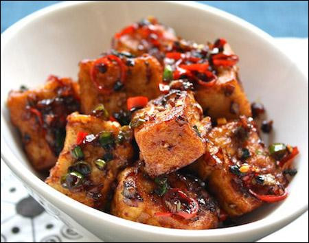 Đậu phụ kho tương: Đây là món ăn chay quen thuộc của nhiều người theo đạo Phật. Những miếng đậu phụ sau khi kho có vị đậm đà của tương. Ngoài ra còn có thể cho thêm một số loại gia vị như ớt, tiêu hoặc hành củ để món ăn thêm hấp dẫn.