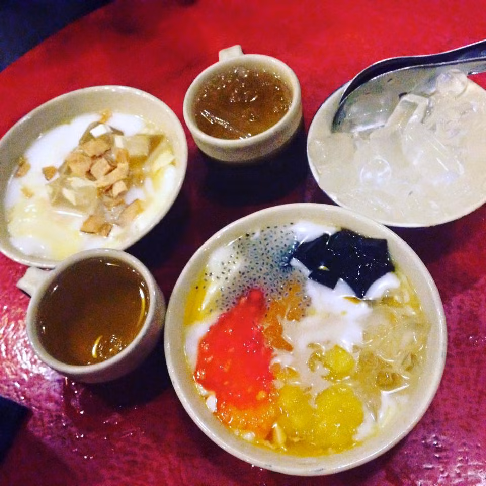 Bên cạnh tào phớ truyền thống, bạn còn có thể thưởng thức nhiều món tào phớ biến tấu với nhiều thành phần mới lạ như chè củ năng, thạch hoa quả hay hạt é... Mỗi bát tào phớ như vậy có giá từ 10-15 nghìn đồng tùy vào lựa chọn của bạn.