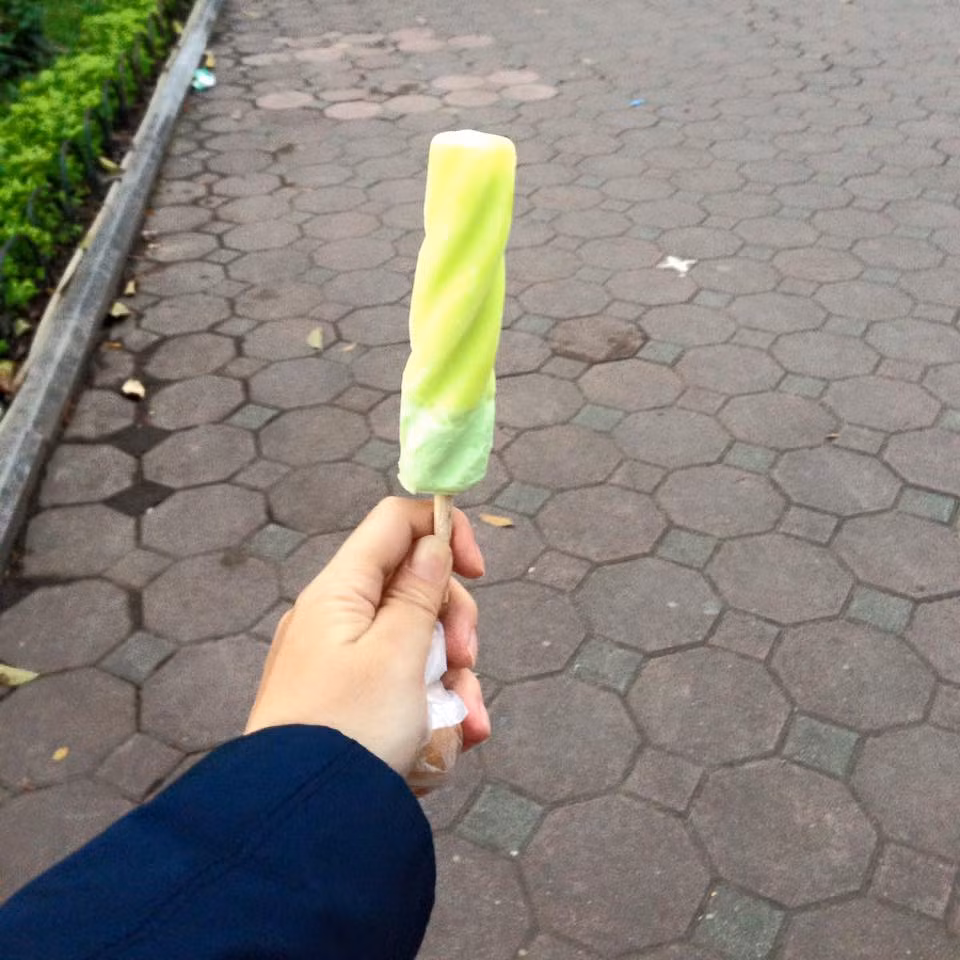 Kem chanh Thủy Tạ: Vị mát lạnh của kem chanh Thủy Tạ có một sức hấp dẫn khó cưỡng với thực khách cả mùa đông lẫn ngày hè. Mỗi chiếc kem chanh như vậy có giá chỉ 7 nghìn đồng.