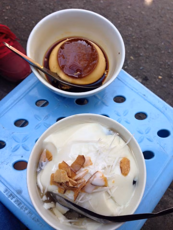 Bên cạnh tào phớ, caramen (bánh flan) cũng là món ăn được nhiều người ưa thích. Trong tiết trời oi nóng của ngày hè, caramen thường được ăn với đá bào mát lạnh. Món ăn này cũng rất hợp túi tiền sinh viên vì có giá chỉ từ 8 nghìn đồng một phần.