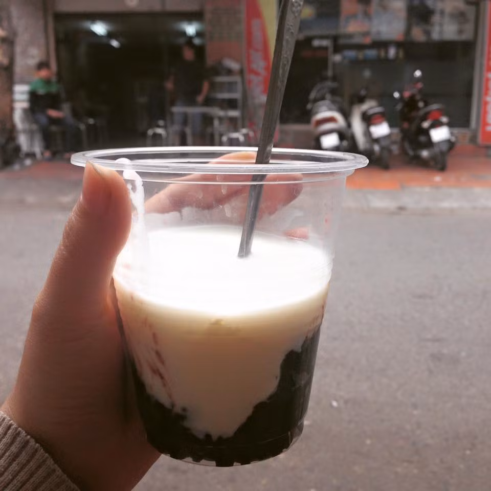 Vị mềm mịn chua mát của sữa chua hòa quyện với nếp cẩm dẻo thơm tạo nên sức hấp dẫn cho món sữa chua nếp cẩm. Ở Hà Nội, địa chỉ bán sữa chua nếp cẩm được yêu thích nhất là ở khu vực Hòe Nhai, Phó Đức Chính. Mỗi phần sữa chua nếp cẩm ở đây có giá khoảng 15 nghìn đồng.