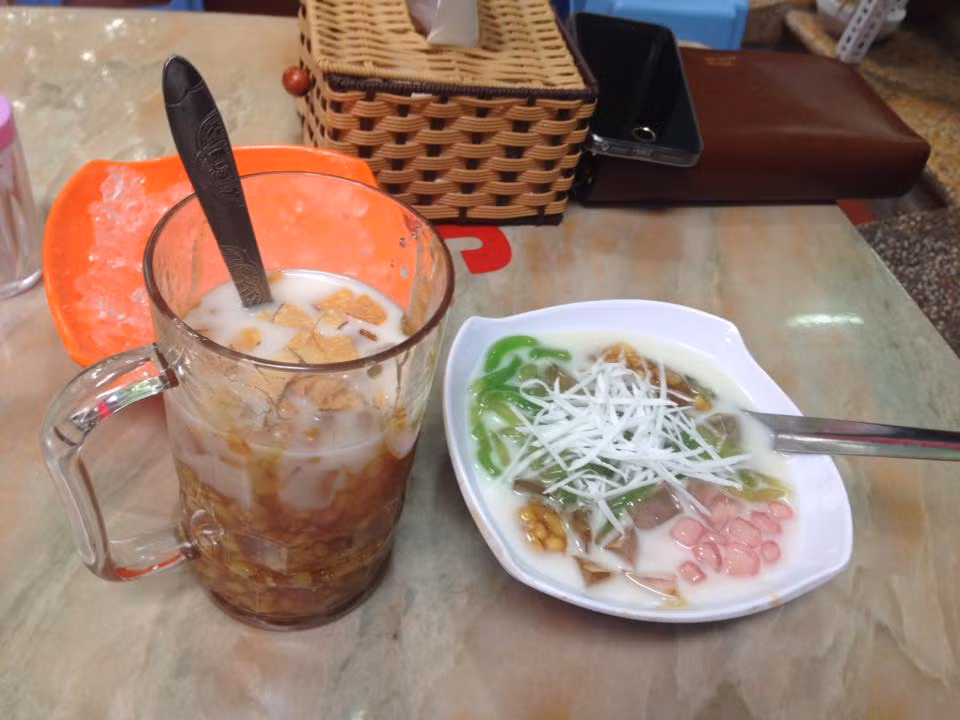 Mùa hè đến cũng là lúc các quán chè lạnh bắt đầu hoạt động trở lại sau thời gian nghỉ đông. Chè ở Hà Nội rất phong phú và giá cả phải chăng. Bên cạnh các loại chè truyền thống của Hà Nội như chè đỗ đen, chè đỗ xanh còn có chè cung đình Huế, chè Sài Gòn, chè Thái... Mỗi cốc chè thường có giá từ 10 nghìn đồng.