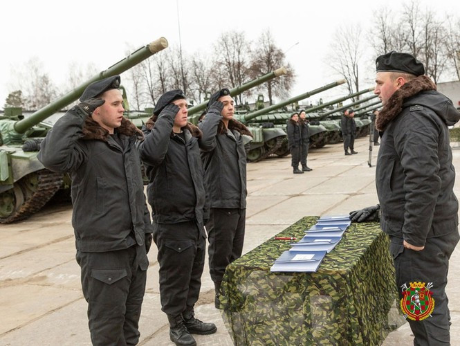 Một lô gồm 5 chiếc T-72B3 nâng cấp tiếp theo đã được giao hàng từ Nga thông qua đường sắt vào ngày 6/5, bổ sung cho lực lượng T-72B3 mà Belarus nhận từ năm 2018.