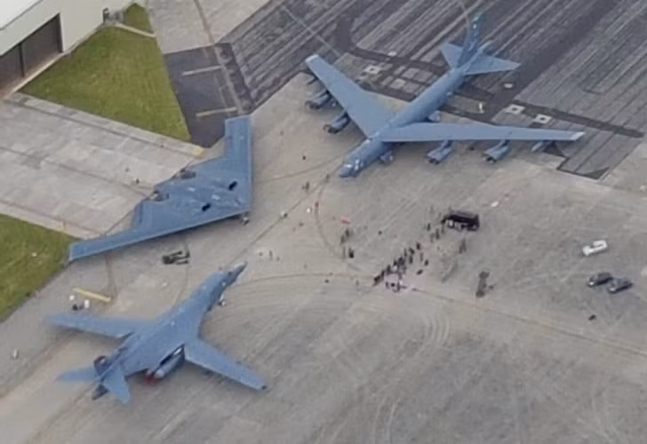 Bộ tư lệnh Chiến lược Mỹ (STRATCOM) hôm 11/5 ra thông cáo cho biết hai máy bay ném bom tàng hình B-2 Spirit và 4 máy bay ném bom chiến lược B-52 từ các căn cứ ở Mỹ hôm 7/5 được triển khai đồng thời tới châu Âu và các khu vực phụ trách của Bộ tư lệnh Ấn Độ Dương - Thái Bình Dương.