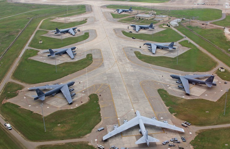 "Đợt triển khai linh động của máy bay ném bom tầm xa và phi cơ hỗ trợ cho thấy khả năng tiến hành hoạt động răn đe chiến lược của Mỹ ở bất kỳ đâu trên thế giới", thông cáo của STRATCOM có đoạn viết.