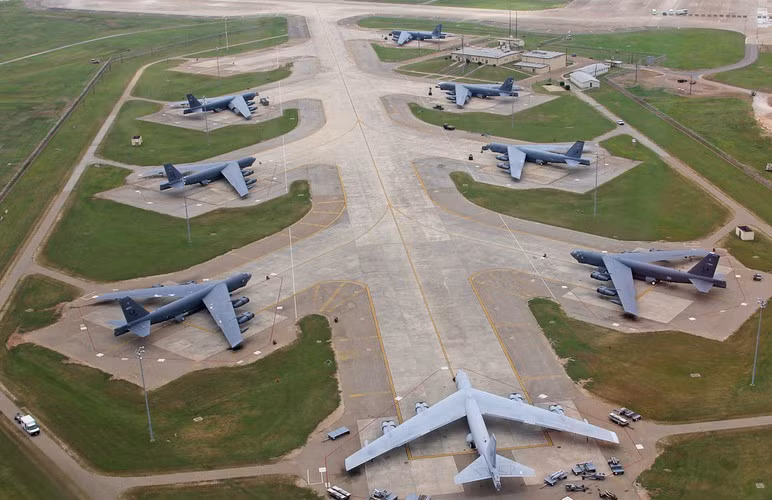 "Đợt triển khai linh động của máy bay ném bom tầm xa và phi cơ hỗ trợ cho thấy khả năng tiến hành hoạt động răn đe chiến lược của Mỹ ở bất kỳ đâu trên thế giới", thông cáo của STRATCOM có đoạn viết.