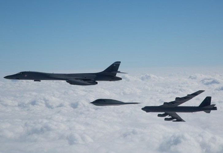 Trước đó một ngày, hai chiếc B-1B Lancer đã bay diễn tập trên Biển Đông.