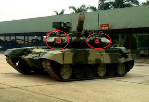 Được biết xe tăng T-90 Việt Nam được trang bị cặp đèn nhiễu OTShU-7-1M thuộc hệ phóng phòng vệ Shtora-1.Đây là cặp đèn nhiễu dùng để chế áp các loại tên lửa chống tăng thế hệ 1 và 2 khi nó phát ra các loại sóng đối kháng trên dải tần rộng, đè lên tín hiệu điều khiển tên lửa ở phía đuôi...