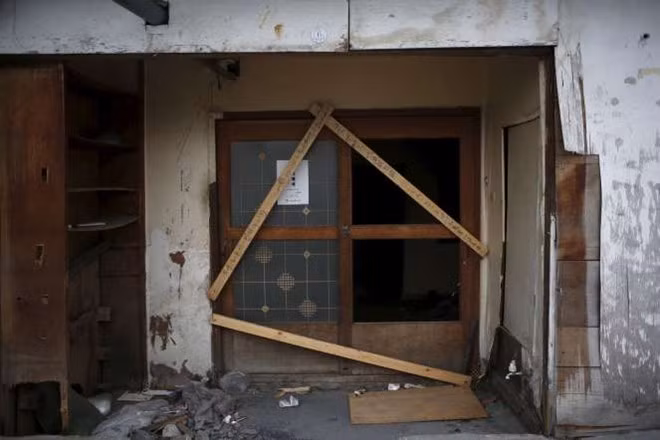 Chính quyền địa phương phong tỏa một căn nhà ở Guryong. Seoul sẽ giải tỏa toàn bộ khu ổ chuột trong mùa hè.