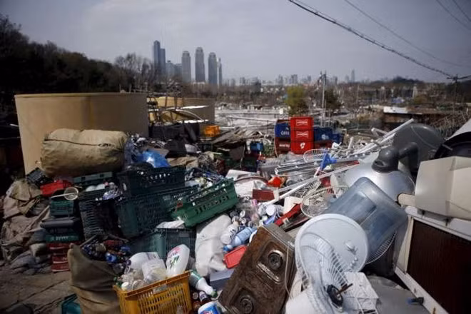 Rác sinh hoạt do người dân thải ra trong khu ổ chuột.