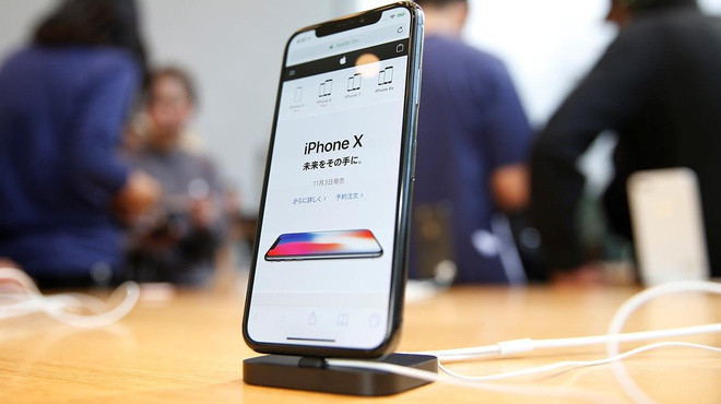 iPhone X chính hãng 64 GB được một số cửa hàng ở Việt Nam bán ra giá 16,8 triệu đồng, giảm 900.000 đồng so với trước. Model này được ra mắt vào năm 2017. Máy sở hữu chip Apple A11 Bionic, tính năng Face ID và chạy trên nền iOS. Sau 3 năm, thiết bị này vẫn có thể đáp ứng tốt những tác vụ thường ngày và xử lý các game nặng. Camera kép của máy đều có độ phân giải 12 MP. Ảnh: Samaa.
