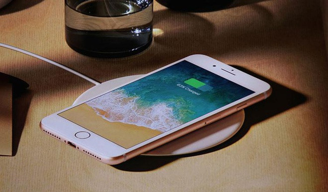 iPhone 8 Plus 64 GB chính hãng đang được giảm 900.000 đồng còn 12,8 triệu đồng. Máy không có quá nhiều khác biệt về ngoại hình so với iPhone 7 Plus. Tuy nhiên, Apple đã dùng chất liệu kính ở mặt lưng cho máy thay vì kim loại. Sản phẩm có màn hình 5,5 inch, camera kép 12 MP và chip Apple A11. Đây là smartphone đầu tiên của Apple hỗ trợ sạc không dây. Ảnh: CSI.