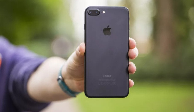iPhone 7 Plus 32 GB chính hãng được giảm một triệu đồng, còn 9 triệu đồng. Máy sở hữu màn hình 5,5 inch, camera kép 12 MP, chip Apple A10 và RAM 3 GB. Điểm hạn chế của iPhone 7 Plus đến từ thiết kế khá cũ với 2 phần viền trên dưới tương đối dày. Ngoài ra, nhiều người dùng cho biết lớp vỏ nhôm trên thiết bị của họ bị bong tróc sau một khoảng thời gian sử dụng. Ảnh: Techradar.