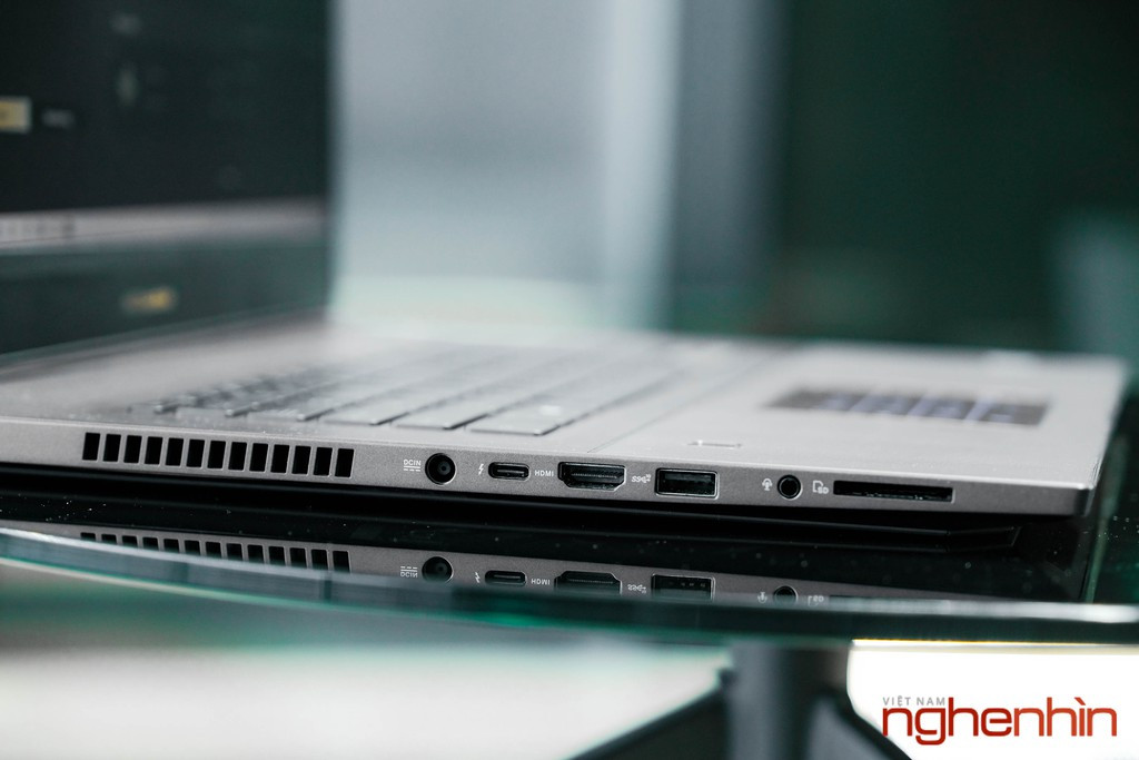 Cạnh trái của máy được trang bị khe tản nhiệt, cổng DC IN, cổng USB-C Thunderbolt 3, cổng xuất hình HDMI, cổng USB A 3.1, giắc Audio in/out 3.5mm và đặc biệt sản phẩm này sẽ có sẵn khe thẻ nhớ SD.
