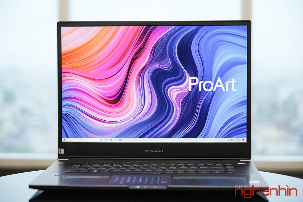 ProArt StudioBook Pro 17 W700 được trang bị màn hình lớn 17,3" Full HD IPS theo tỷ lệ 16:10 với chiều dọc màn hình dài hơn một chút để chúng ta đặt layout làm việc thoải mái hơn. Độ sai màu của màn hình này cũng nằm ở mức delta E &lt; 1 để người dùng có độ chuẩn màu tốt nhất.