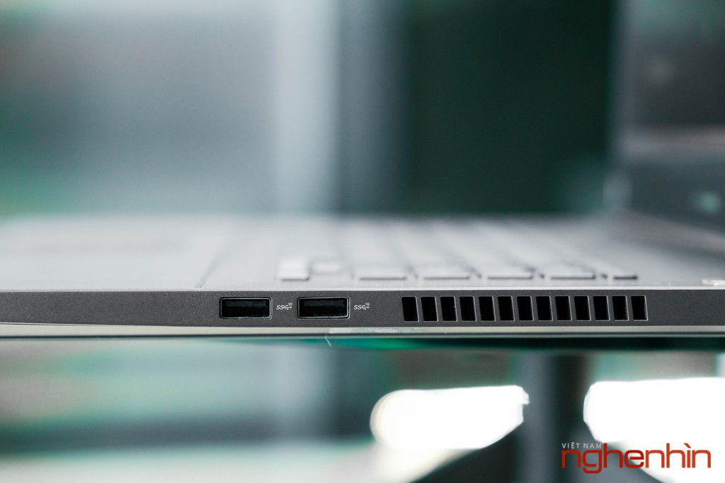 Cạnh phải của máy sẽ chỉ có 2 cổng USB 3.1 cùng khe tản nhiệt. Giá bán cho phiên bản cao nhất của ProArt StudioBook Pro 17 sẽ là 47 triệu và được phân phối bởi các nhà bán lẻ của ASUS trên toàn quốc.