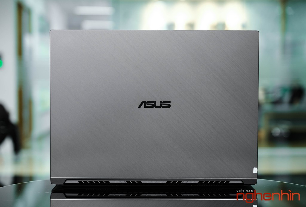 Toàn bộ máy được hoàn thiện từ kim loại cứng cáp, phần tản nhiệt phía sau được làm cách điệu với các khe thoát nhiệt cách nhau tạo cảm giác giống như đuôi của một chiếc siêu xe, mặt A cũng được làm phay xước với logo ASUS nằm chính giữa.