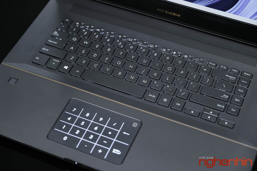 Bàn phím của W700 được thiết kế với khoảng cách các phím giống trên bàn phím Full size giúp cảm giác gõ phím tốt, tuy là máy 17" nhưng máy vẫn không có cụm phím numpad vật lý mà nó sẽ được tích hợp cụm phím số vào touchpad. Phần chiếu nghỉ được làm vân sần giúp cảm giác kê tay trên máy tốt hơn.