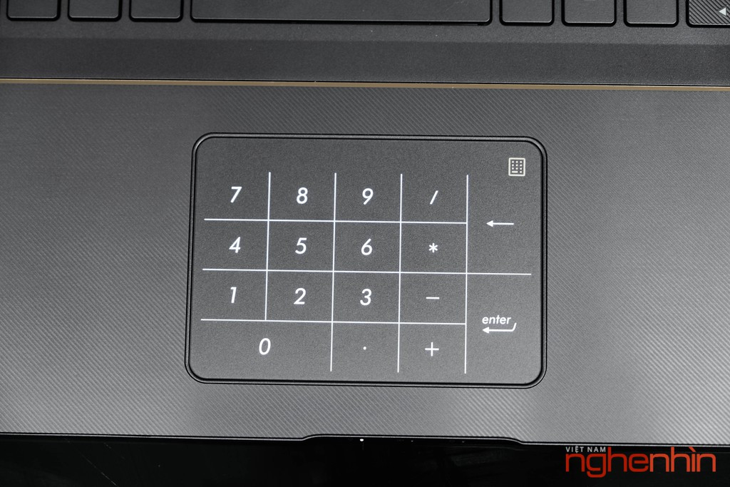 ProArt StudioBook Pro 17 được trang bị cấu hình với chip Intel Xeon E-2276M, RAM ECC 16GB cùng card đồ họa Nvidia Quadro T1000. Do là dòng sản phẩm sử dụng chip Xeon cùng RAM ECC nên máy sẽ cung cấp khả năng tự động sửa lỗi khi người dùng vận hành các ứng dụng đồ họa trong thời gian dài, việc này là cực kỳ cần thiết cho người dùng sử dụng máy 24/7.