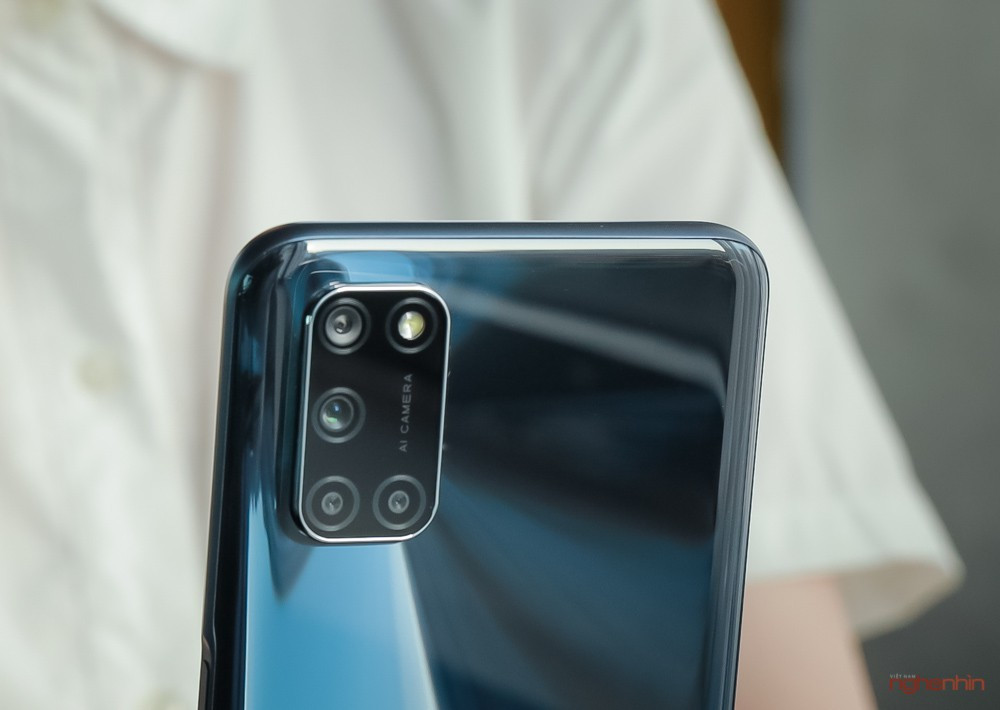 Mặt trước OPPO A92 là màn hình chấm kích cỡ 6,5 inch tỷ lệ 20:9 (tỷ lệ màn hình so với thân máy đạt 90.5%), độ phân giải Full HD+, mật độ điểm ảnh 405 PPI kết hợp độ sáng lên tới 480 nits cho hình ảnh sắc nét. Màn hình đạt chứng nhận bảo vệ mắt từ TüV Rheinland (lọc ánh sáng xanh và giảm tác hại của màn hình đối với mắt).