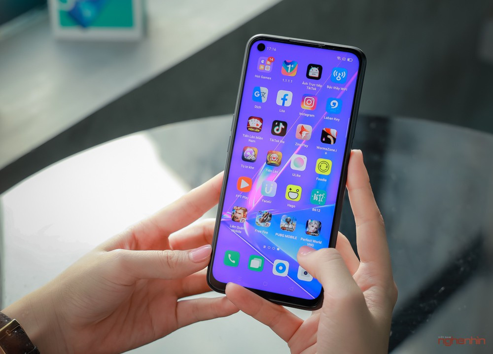 Một trong những điểm nhấn trên OPPO A92 là việc trang bị viên pin lên tới 5.000 mAh. Dung lượng pin lớn lại kết hợp khả năng sạc siêu nhanh 18W đã thành thương hiệu OPPO A92 sẽ luôn sẵn sàng và thoải mái đồng hành với người dùng cả ngày dài. Một vũ khí siêu lợi hại mà OPPO A92 sở hữu so với các đối thủ cùng phân khúc.