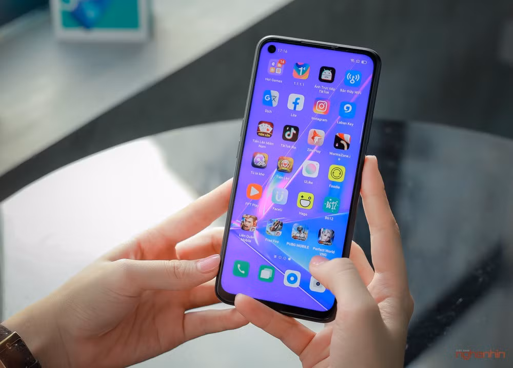 Một trong những điểm nhấn trên OPPO A92 là việc trang bị viên pin lên tới 5.000 mAh. Dung lượng pin lớn lại kết hợp khả năng sạc siêu nhanh 18W đã thành thương hiệu OPPO A92 sẽ luôn sẵn sàng và thoải mái đồng hành với người dùng cả ngày dài. Một vũ khí siêu lợi hại mà OPPO A92 sở hữu so với các đối thủ cùng phân khúc.