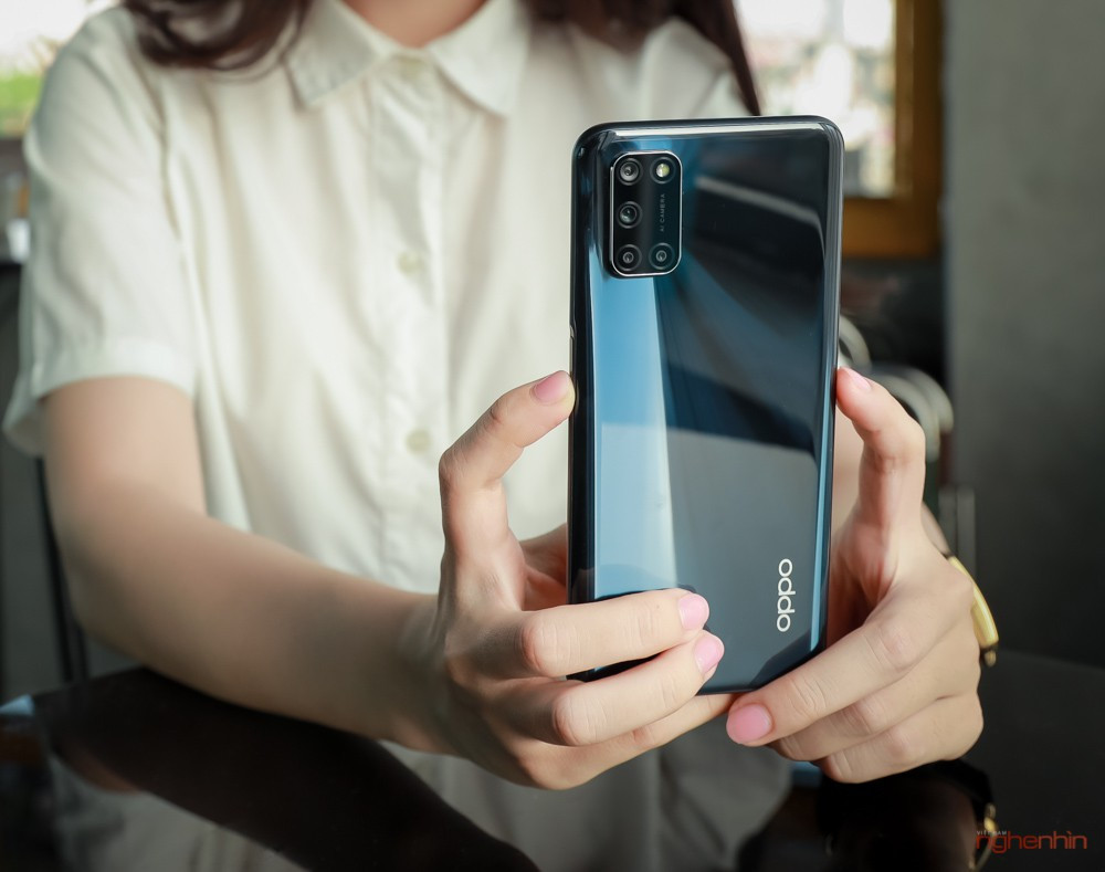 Cụm camera sau trên OPPO A92 có thiết kế lồi và bố trí lệch góc trái như xu hướng chung. OPPO sắp xếp lại bố cục 4 ống kính sau theo hình chữ C thay vì dọc. Hệ thống camera gồm cảm biến chính 48MP Ultra HD khẩu độ f/1.7, ống kính siêu góc rộng 119.1° độ phân giải 8MP, ống kính đơn sắc 2MP và cảm biến chân dung 2MP.