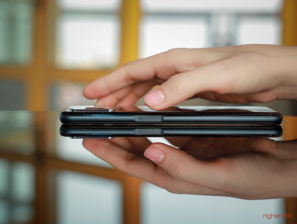 Mặt lưng OPPO A92 tiếp tục sử dụng chất liệu nhựa nhưng không thay đổi sắc màu gradient như A91. Thay vào đó là sự chuyển đổi màu sắc nhẹ nhàng và hiệu ứng vệt sáng theo từng chuyển động.