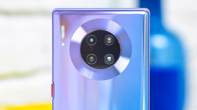 Cam bien chinh Huawei Mate 40 dat dang 