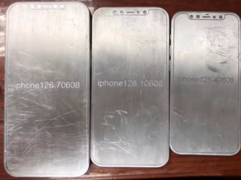 Cuối tuần qua, các đồn đại về thiết kế iPhone 12 mới càng được củng cố thêm khi một loạt hình ảnh mới rò rỉ về bộ khuôn và hình vẽ CAD render của thiết bị này xuất hiện. Các hình ảnh mới cho thấy toàn bộ 4 phiên bản iPhone 12 mới, bao gồm cả phiên bản màn hình 5,4 inch, 2 phiên bản 6,1 inch và một phiên bản 6,7 inch.