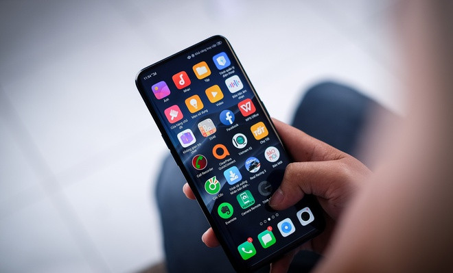 Sap co dien thoai tran hoan toan man hinh, an camera ben duoi