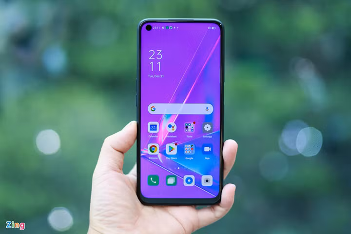 Oppo A92 trang bị màn hình 6,5 inch độ phân giải 1.080x2.400 pixel. Điểm nhấn nằm ở cụm camera trước với thiết kế chấm O lệch về góc trái. Oppo vẫn là một trong những nhà sản xuất chăm chút nhất cho nhu cầu selfie của người dùng. A92 trang bị máy ảnh trước độ phân giải 16 MP với những bộ lọc thông minh được tích hợp sẵn.