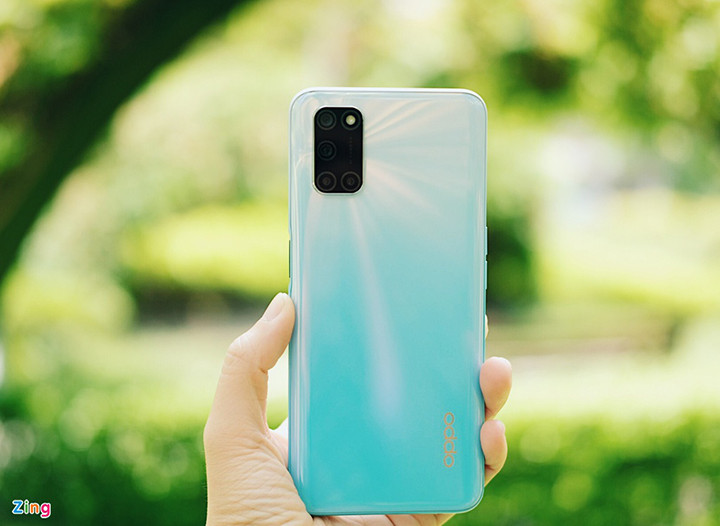 Mặt lưng của A92 dùng chất liệu nhựa với hiệu ứng gradient đẹp mắt. Máy đổi màu ở những góc nhìn khác nhau, hiệu ứng ánh sáng hội tụ ở cụm camera, tạo điểm nhấn cho mặt sau. Dù dùng chất liệu nhựa, máy tạo cảm giác sang trọng, không ọp ẹp, cầm nắm chắc tay. Oppo A92 có 2 phiên bản màu là trắng sành điệu và đen mạnh mẽ.