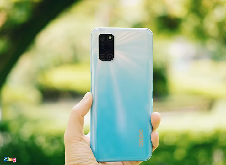 Mặt lưng của A92 dùng chất liệu nhựa với hiệu ứng gradient đẹp mắt. Máy đổi màu ở những góc nhìn khác nhau, hiệu ứng ánh sáng hội tụ ở cụm camera, tạo điểm nhấn cho mặt sau. Dù dùng chất liệu nhựa, máy tạo cảm giác sang trọng, không ọp ẹp, cầm nắm chắc tay. Oppo A92 có 2 phiên bản màu là trắng sành điệu và đen mạnh mẽ.