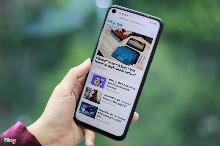 Trải nghiệm thực tế cho thấy Oppo A92 mang đến cảm giác cầm nắm thoải mái, đầm tay, mặt lưng ôm cong theo khung máy, không bị cấn khi vuốt trượt từ trong ra ngoài hoặc từ dưới lên. Với các tác vụ cơ bản như lướt web, đọc báo, xem phim, máy chạy mượt mà, đa nhiệm tốt. Với một số tựa game nặng hơn, máy vẫn cho hiệu năng ổn định, khả năng xử lý đồ hoạ tốt, ít bị nóng máy khi dùng lâu.