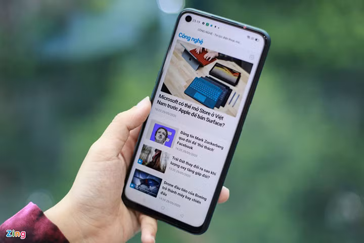 Trải nghiệm thực tế cho thấy Oppo A92 mang đến cảm giác cầm nắm thoải mái, đầm tay, mặt lưng ôm cong theo khung máy, không bị cấn khi vuốt trượt từ trong ra ngoài hoặc từ dưới lên. Với các tác vụ cơ bản như lướt web, đọc báo, xem phim, máy chạy mượt mà, đa nhiệm tốt. Với một số tựa game nặng hơn, máy vẫn cho hiệu năng ổn định, khả năng xử lý đồ hoạ tốt, ít bị nóng máy khi dùng lâu.