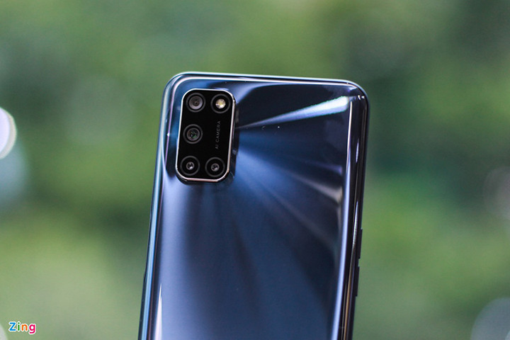 Cụm 4 camera được đặt theo hình chữ L, cân đối với đèn flash phía trên, gói gọn trong khung kim loại chắc chắn. Camera chính có độ phân giải 48 MP, khẩu độ f/1.7, ống kính góc siêu rộng 8 MP, ống kính macro 2 MP và cảm biến chiều sâu 2 MP.