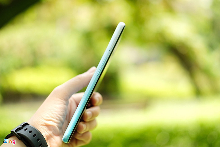 Cạnh trái là khe cắm SIM, thẻ nhớ và các phím tăng giảm âm lượng. Các phím này được làm mảnh, độ nảy cao, cảm giác bấm chắn chắn, được thiết kế cùng màu với thân máy trông khá tinh tế. Cách bố trí của Oppo cũng giúp người dùng dễ dàng điều chỉnh âm lượng mà không cần thay đổi tư thế cầm máy.