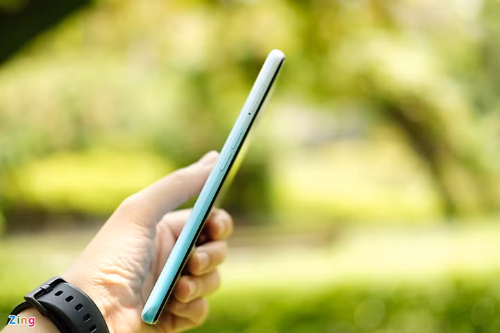 Cạnh trái là khe cắm SIM, thẻ nhớ và các phím tăng giảm âm lượng. Các phím này được làm mảnh, độ nảy cao, cảm giác bấm chắn chắn, được thiết kế cùng màu với thân máy trông khá tinh tế. Cách bố trí của Oppo cũng giúp người dùng dễ dàng điều chỉnh âm lượng mà không cần thay đổi tư thế cầm máy.