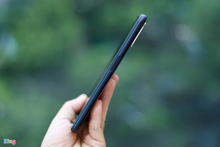 Một điểm thú vị nữa trên thiết kế của Oppo là phím nguồn được làm lõm xuống so với thân máy. Đây cũng là nơi Oppo đặt cảm biến vân tay. Điểm cộng của phím nguồn này là người dùng có thể dễ dàng mở khoá bằng một tay, cảm biến nhạy và khá chính xác, không mất nhiều thời gian chờ.