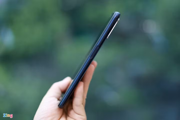 Một điểm thú vị nữa trên thiết kế của Oppo là phím nguồn được làm lõm xuống so với thân máy. Đây cũng là nơi Oppo đặt cảm biến vân tay. Điểm cộng của phím nguồn này là người dùng có thể dễ dàng mở khoá bằng một tay, cảm biến nhạy và khá chính xác, không mất nhiều thời gian chờ.